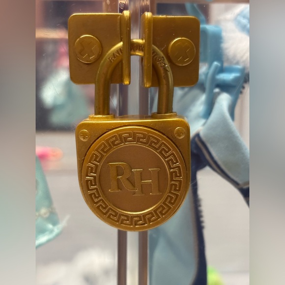 Rainbow High Fashion Dolls Closet with Clothes and Accessories - Picture 5 of 16